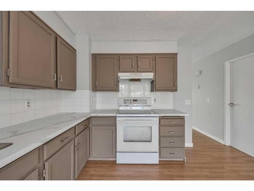 4239 58 Street Ne, Calgary, AB - Indoor Photo Showing Kitchen