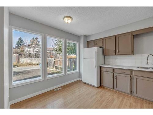 4239 58 Street Ne, Calgary, AB - Indoor Photo Showing Kitchen