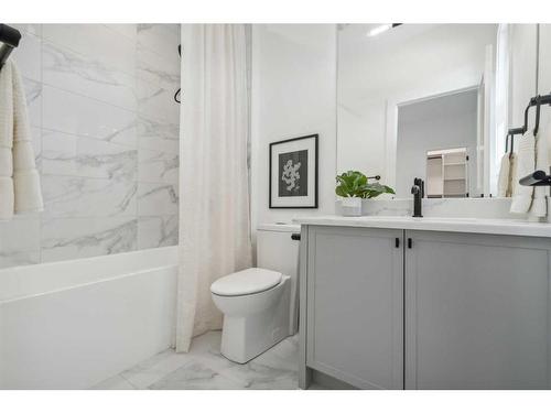 4804 5 Avenue Sw, Calgary, AB - Indoor Photo Showing Bathroom