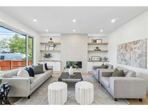 4804 5 Avenue Sw, Calgary, AB - Indoor Photo Showing Living Room