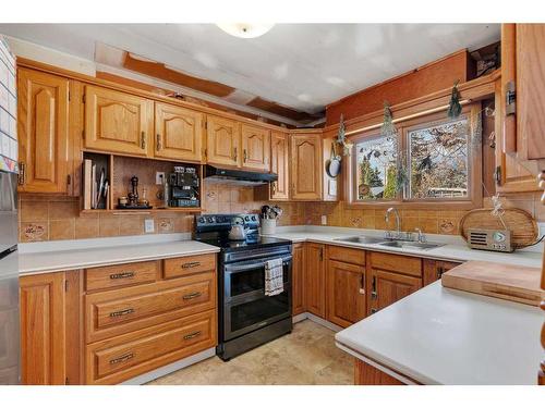 3507 35 Avenue Sw, Calgary, AB - Indoor Photo Showing Kitchen With Double Sink