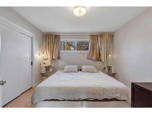 3507 35 Avenue Sw, Calgary, AB - Indoor Photo Showing Bedroom