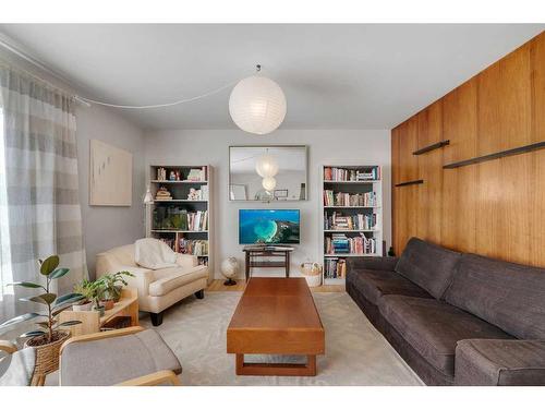 3507 35 Avenue Sw, Calgary, AB - Indoor Photo Showing Living Room