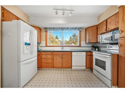 5842 Dalcastle Drive Nw, Calgary, AB - Indoor Photo Showing Kitchen