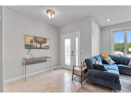 3118 38 Street Sw, Calgary, AB - Indoor Photo Showing Living Room