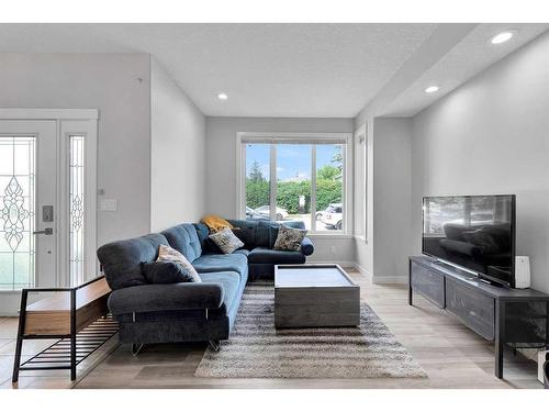 3118 38 Street Sw, Calgary, AB - Indoor Photo Showing Living Room