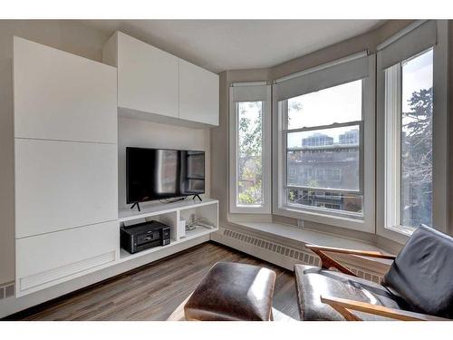 414-2204 1 Street Sw, Calgary, AB - Indoor Photo Showing Living Room