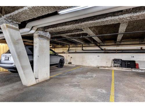 414-2204 1 Street Sw, Calgary, AB - Indoor Photo Showing Garage