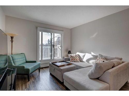 414-2204 1 Street Sw, Calgary, AB - Indoor Photo Showing Living Room