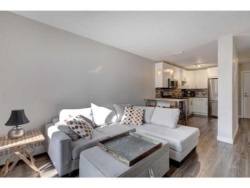 414-2204 1 Street Sw, Calgary, AB - Indoor Photo Showing Living Room