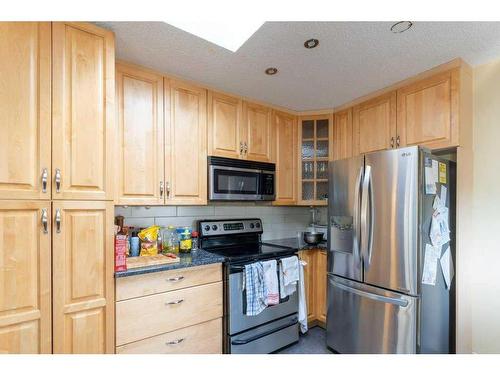 1218 Downie Street, Carstairs, AB - Indoor Photo Showing Kitchen