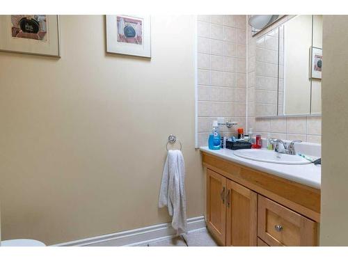 1218 Downie Street, Carstairs, AB - Indoor Photo Showing Bathroom