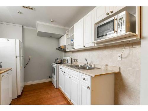 1218 Downie Street, Carstairs, AB - Indoor Photo Showing Kitchen With Double Sink