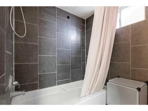 1218 Downie Street, Carstairs, AB - Indoor Photo Showing Bathroom