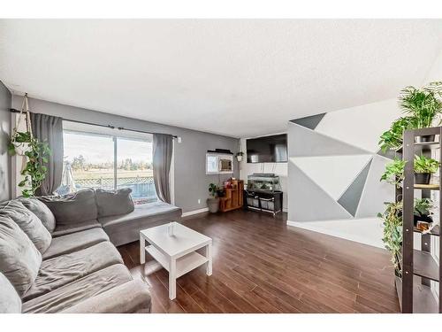 19-131 Templehill Drive Ne, Calgary, AB - Indoor Photo Showing Living Room