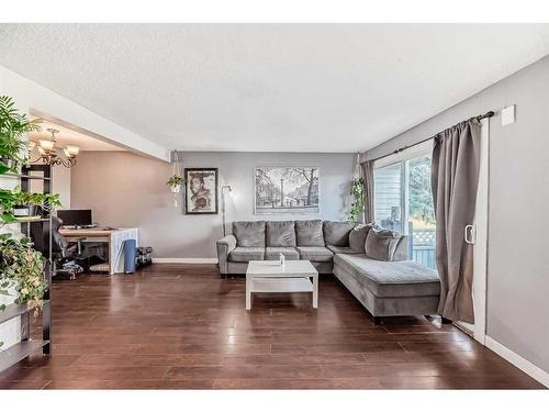 19-131 Templehill Drive Ne, Calgary, AB - Indoor Photo Showing Living Room