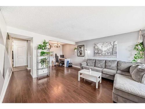 19-131 Templehill Drive Ne, Calgary, AB - Indoor Photo Showing Living Room