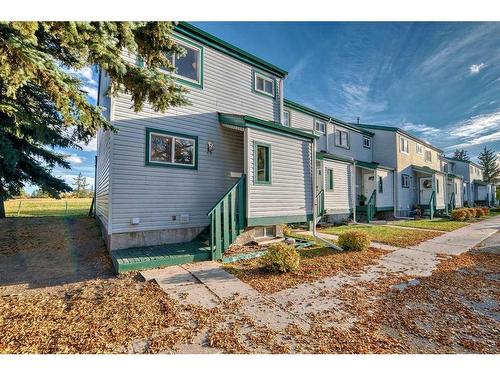 19-131 Templehill Drive Ne, Calgary, AB - Outdoor