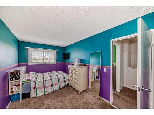 19-131 Templehill Drive Ne, Calgary, AB - Indoor Photo Showing Bedroom