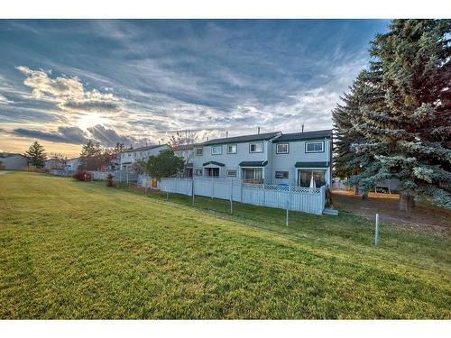 19-131 Templehill Drive Ne, Calgary, AB - Outdoor