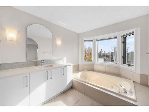 9051 Scurfield Drive Nw, Calgary, AB - Indoor Photo Showing Bathroom