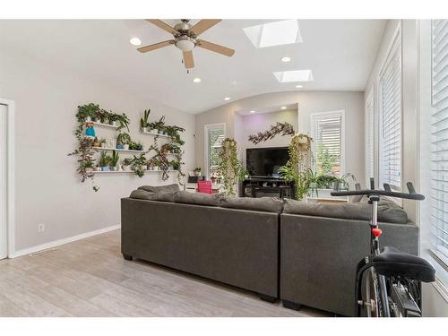 122 Evanscove Circle Nw, Calgary, AB - Indoor Photo Showing Living Room