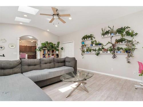 122 Evanscove Circle Nw, Calgary, AB - Indoor Photo Showing Living Room