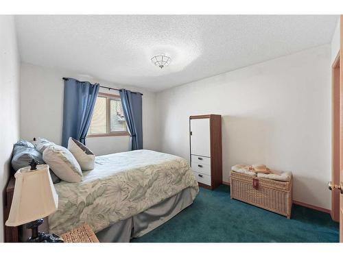 181 Hamptons Green Nw, Calgary, AB - Indoor Photo Showing Bedroom