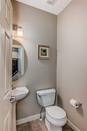 153 Everoak Circle Sw, Calgary, AB - Indoor Photo Showing Bathroom