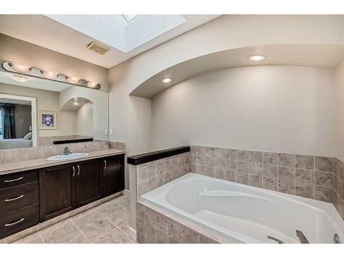 153 Everoak Circle Sw, Calgary, AB - Indoor Photo Showing Bathroom