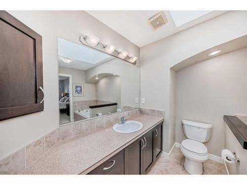 153 Everoak Circle Sw, Calgary, AB - Indoor Photo Showing Bathroom