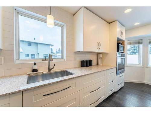 68 Bedford Circle Ne, Calgary, AB - Indoor Photo Showing Kitchen