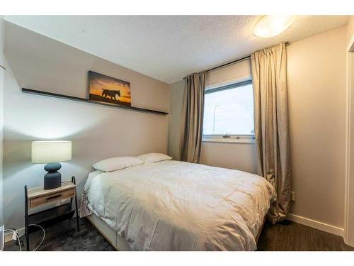 68 Bedford Circle Ne, Calgary, AB - Indoor Photo Showing Bedroom