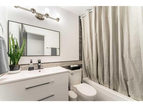 68 Bedford Circle Ne, Calgary, AB - Indoor Photo Showing Bathroom