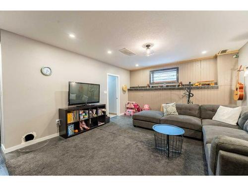 68 Bedford Circle Ne, Calgary, AB - Indoor Photo Showing Living Room