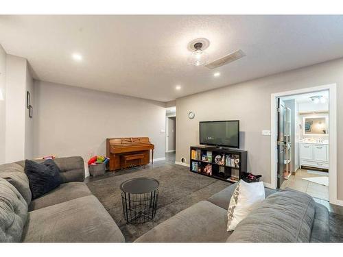 68 Bedford Circle Ne, Calgary, AB - Indoor