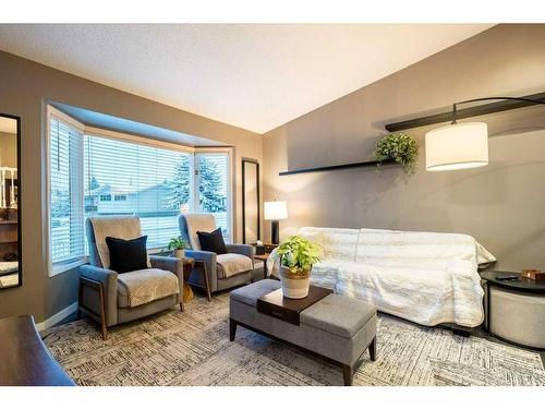 68 Bedford Circle Ne, Calgary, AB - Indoor Photo Showing Living Room