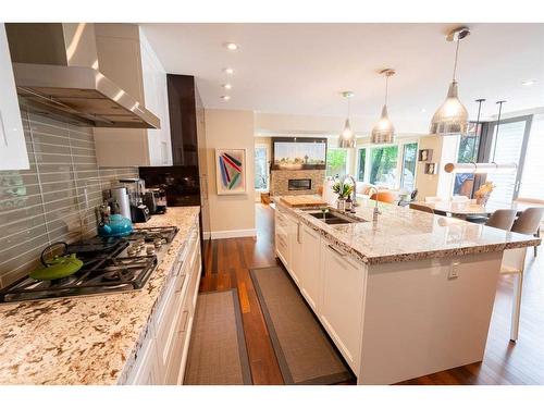 4 Baycrest Place Sw, Calgary, AB - Indoor Photo Showing Kitchen With Upgraded Kitchen