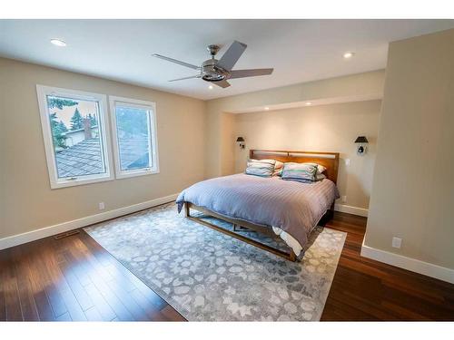 4 Baycrest Place Sw, Calgary, AB - Indoor Photo Showing Bedroom