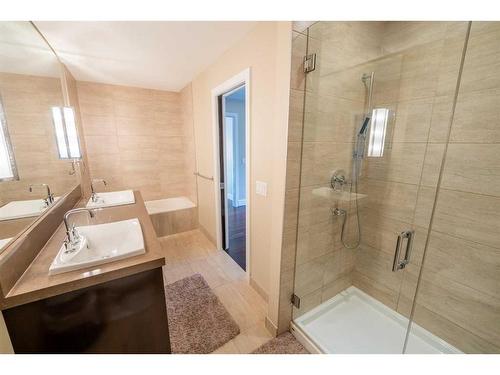 4 Baycrest Place Sw, Calgary, AB - Indoor Photo Showing Bathroom