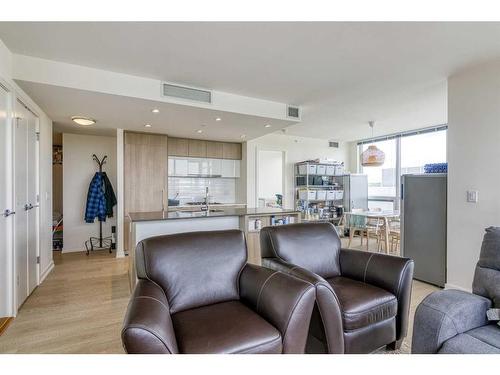 1102-128 2 Street Sw, Calgary, AB - Indoor Photo Showing Living Room