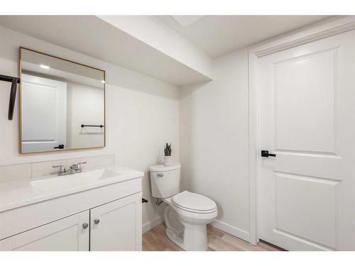 611 Sabrina Road Sw, Calgary, AB - Indoor Photo Showing Bathroom