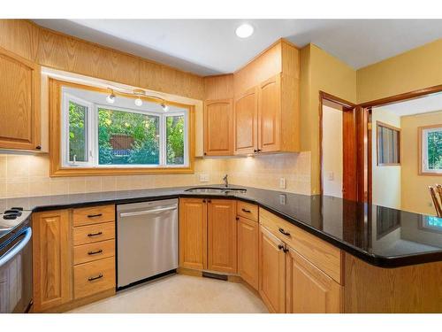 94 Cumberland Drive Nw, Calgary, AB - Indoor Photo Showing Kitchen