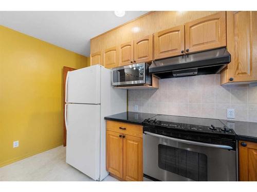 94 Cumberland Drive Nw, Calgary, AB - Indoor Photo Showing Kitchen