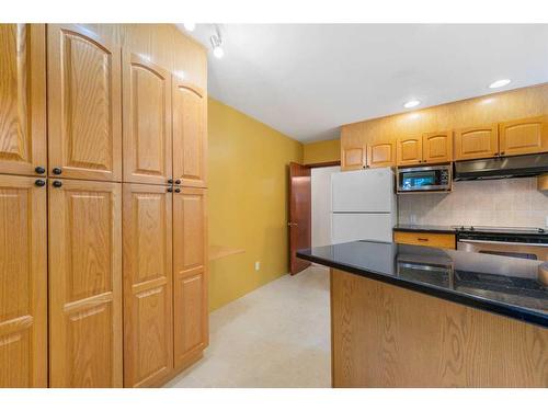 94 Cumberland Drive Nw, Calgary, AB - Indoor Photo Showing Kitchen