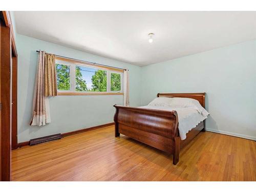 94 Cumberland Drive Nw, Calgary, AB - Indoor Photo Showing Bedroom