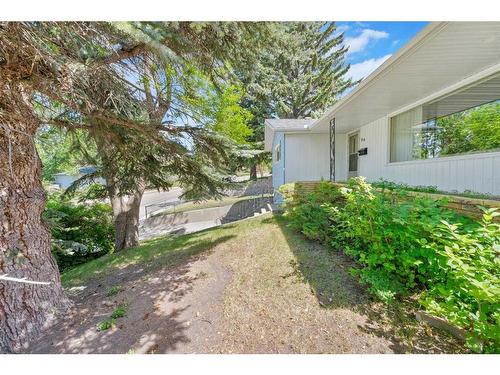 94 Cumberland Drive Nw, Calgary, AB - Outdoor