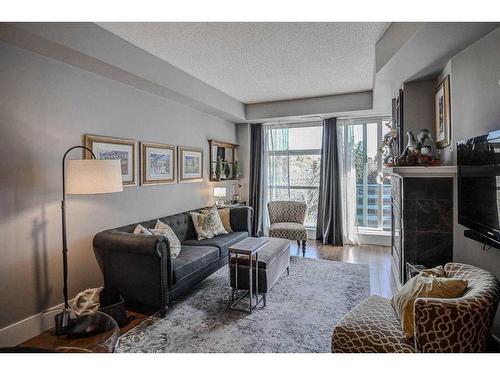 304-205 Riverfront Avenue Sw, Calgary, AB - Indoor Photo Showing Living Room