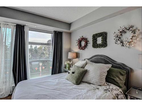 304-205 Riverfront Avenue Sw, Calgary, AB - Indoor Photo Showing Bedroom