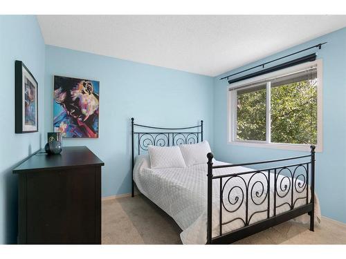 79 Woodfield Crescent Sw, Calgary, AB - Indoor Photo Showing Bedroom